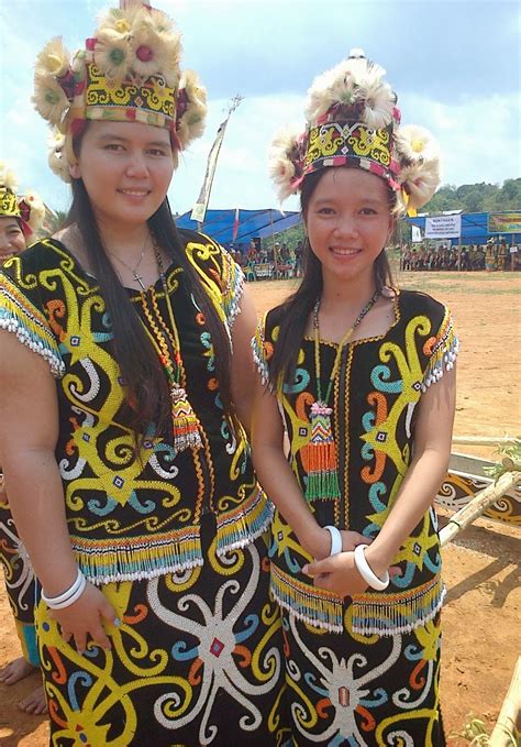 gambar pakaian suku dayak Pakaian Adat Dayak Kanayatn